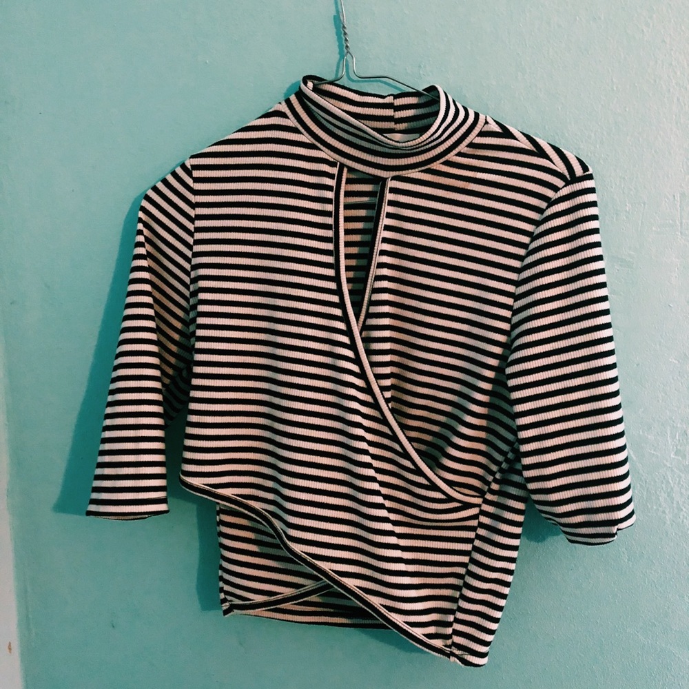 Turtle neck clevage long sleeve shirt
